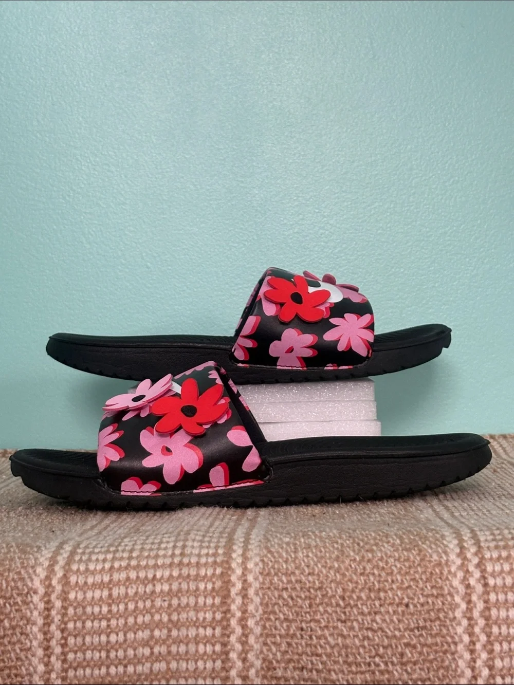 Nike Kid’s Kawa SE Vibrant Floral Pattern Slide. 3-D flower Appliqués. Size— 4 Y